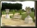 banc et colonnes, parc Maupassant de bois Savary,Allonnes, 08/2004 (58814 octets)