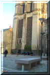 au pied de la cathédrale, Angers, 01/2006 (65479 octets)