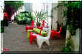 table et chaises de couleur au joli design ; Jardins de Chaumont-sur-Loire, 41, Loire-et-Cher, 10/2006 (98216 octets)