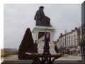 Chinon, statue Rabelais, 01/2007 (59227 octets)