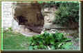 crissay sur manse, bancs à l'ombre d'une cave en tuffeau (56517 octets)