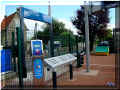 Le Perray en Yvelines, l'étang, 07/2008 , la  gare_banc_assis_debout (105216 octets)