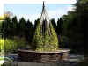 Jardin botanique de Montréal, joli banc en cercle et en vannerie (53305 octets)