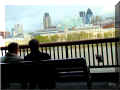 bancs en contre-jour : vue sur la City, Londres, bord de la Tamise, 10/2008  (123086 octets)