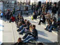 la foule assise par terre pour un spectacle de rue,Trafalgar Square, London, UK, 10/2008 (121203 octets)