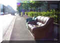 de surprenants canap�s sur les trottoirs � Tours, 07/2005 (79666 octets)