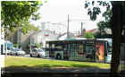 Tours : l'abribus et l'autobus réunis : on a du mal à les distinguer l'un de l'autre à cause de la transparence des vitrages, 06/2006 (88717 octets)