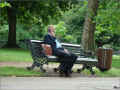 london, Park-lane_07/2009, un homme téléphone (382413 octets)