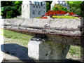 Saumur : les Ardilliers : zoom sur un banc en béton armé dégradé, 08/2005 (91361 octets)