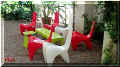 mobilier en plastique : table basse et sièges : jardins de Chaumont-sur-Loire, 41, France, 10/2006 (95528 octets)