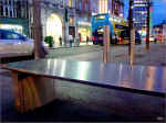 dublin_o-connell-street_by night, reflets sur banc métallique, 03/2010 (412772 octets)