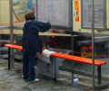 bus-shelter-london_07/2009, abribus londonien, étroit en plastique rouge, le type le plus fréquent (322546 octets)