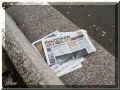 Tours, quais de la Loire, journaux abandonnés par un touriste allemand (83833 octets)