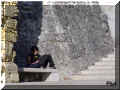 une lectrice sur un banc de pierre, Amboise, indre-et-loire 08/2006  (101166 octets)