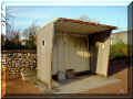 Arçay, 86, France : abribus vétuste, les gens ont mis des morceaux de parpaings pour s'asseoir, 04/2008 (107687 octets)