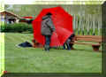 tang de Beuxes_concours_de_pche, 01/05/2008 le parapluie rouge (132832 octets)