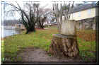 chateau_la_vallière  : étang , un banc improvisé avec la souche d'un tronc d'arbre (91576 octets)