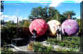 bancs noirs et rails pour ballons géants ; Jardins de Chaumont-sur-Loire, 41, Loire-et-Cher, 10/2006 (104708 octets)