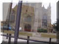 Hondschoote / � travers les glaces de l'abribus, on aper�oit la facade de l'�glise Saint Vaast, 07/2006 (68658 octets)
