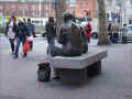 dublin_women-on-a-bench_liffey-street_03/2010 (401862 octets)