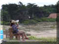 Des jeunes filles pique-niquent ; l'Herbaudière, île de Noirmoutier, 08/2006 (91608 octets)