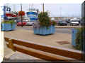 bancs et fleurs ; port de l'Herbaudière, île de Noirmoutier, 08/2006 (111454 octets)