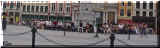 lille : peu de bancs en centre ville, les touristes et badauds s'asseoient sur les marches des édifices, les margelles et murets des fontaines et monuments divers (71735 octets)