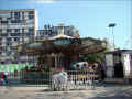 devant-gare-montparnasse_chaises-blanches-carrousel (330458 octets)