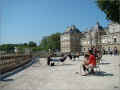 bain-de-soleil-avril11-jardin-du-luxembourg (343665 octets)