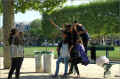 champ-de-mars_photo-de-groupe-sur-un-banc_paris (415424 octets)