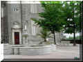 près d'une jolie fontaine, Pau, 07/2005 (79422 octets)