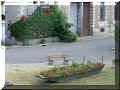 rochefort, quai du Louet, 24 juin 2005, barque fleurie (85351 octets)