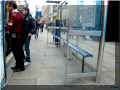 banc d'abribus londonien bleu, la majorit� sont rouges et �troits, l�g�rement pench�s, 10/2008 (97155 octets)