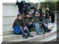 Buckingham Palace, London, UK, 10/2008, pas de bancs près de Buckingham, les gens s'assoient alors sur les murets, les marches (113035 octets)