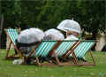 chairs-and-umbrellas_st-james-park_07/2009, réfugiés sous les parapluies (302538 octets)