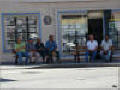 hommes assis sur un banc un jour de marché, tarascon-sur-ariège